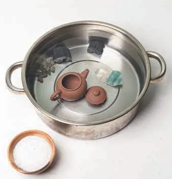 Чайник у каструлі