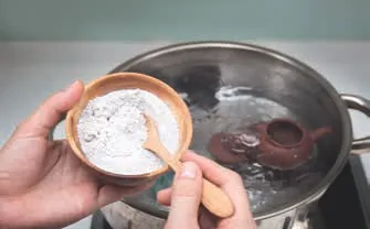 Насипаємо засіб для чищення