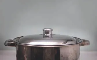 Накриваємо каструлю кришкою
